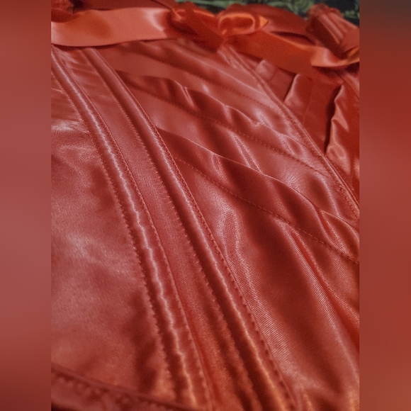 BNIP Stunning red corset top with matching red thong, gorgeous details size L - Picture 2 of 7